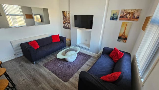 Central Hyde Park! *Harold Mount * 3 Rooms To Rent Main Photo