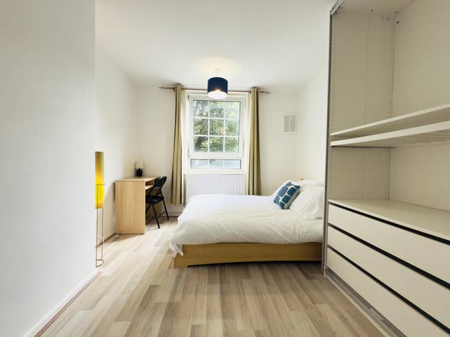 Master Double Room in Vibrant Aldgate East Main Photo