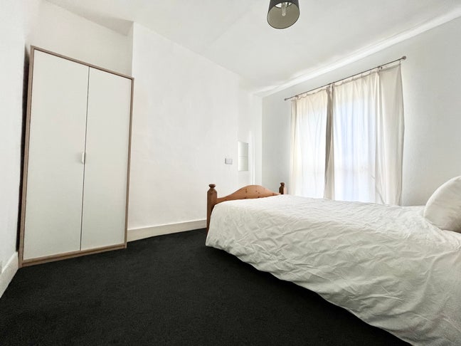 Two Rooms for Two Females Main Photo