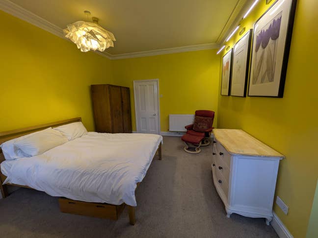 Large airy room with en-suite Main Photo