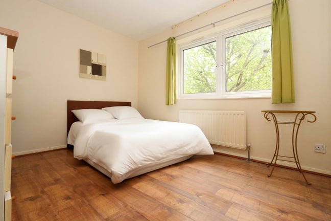 Economic rooms to move ASAP in Canary Wharf E14 Main Photo