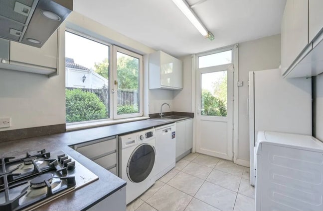 Two Doubles available in House near Brent Cross Tu Main Photo