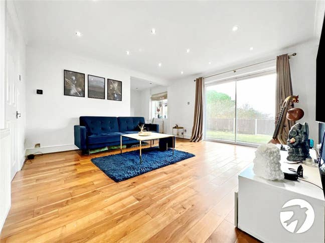 Bright and Spacious Double Bedrooms Availabile Main Photo