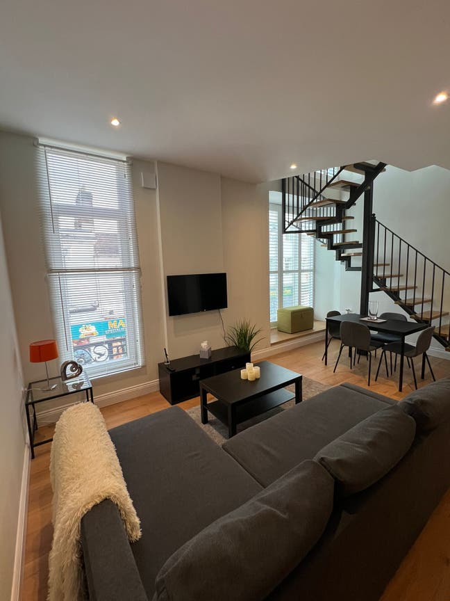Rooftop Apartment on Town Centre High Street Main Photo