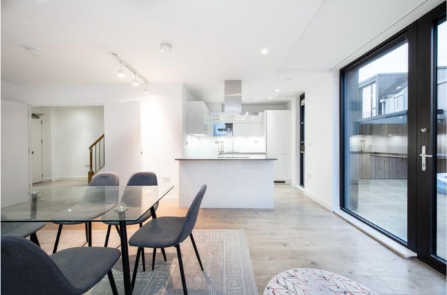 Modern glasshouse -12 Forrester Way, Stratford Main Photo