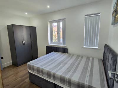 En-Suite Room Available Near Brunel University Main Photo