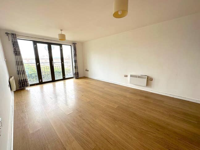 Small Room for Female Near City Centre Main Photo