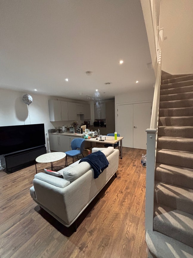 Seeking Flatmate- Luxury Duplex 2-Bed apartment Main Photo