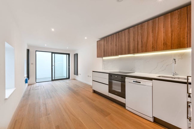 Large room in modern 2-bed (partially furnished) Main Photo