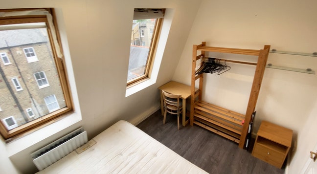 Bright room in 4bed house with huge lounge - now Main Photo