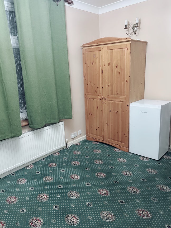 Single Room - near Chadwell heath (for female) Main Photo