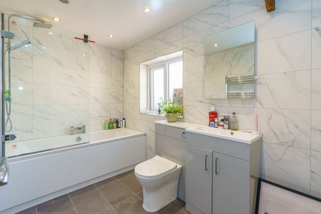 Spacious double room in a lovely commuter village  Main Photo