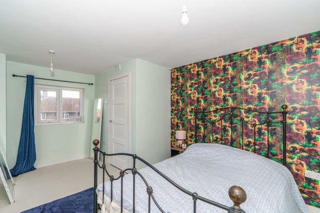 Spacious double room in a lovely commuter village  Main Photo