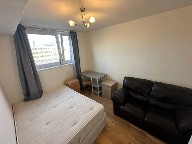 Room in 3bed - 5 min walk to Victoria station -now Main Photo