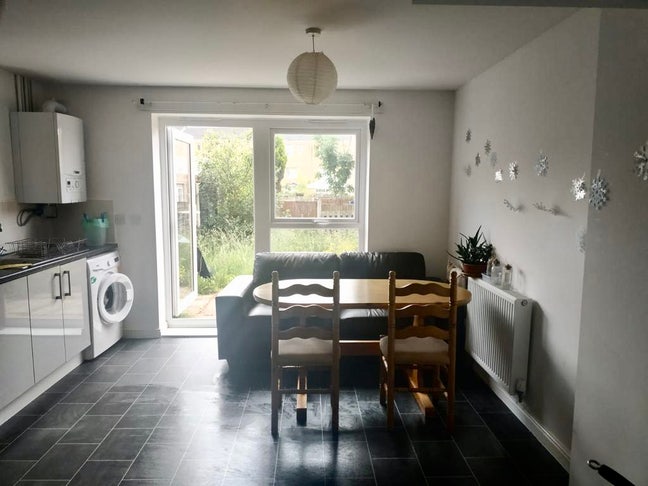 1 Lovely Double Bedroom in a Cozy Garden House Main Photo