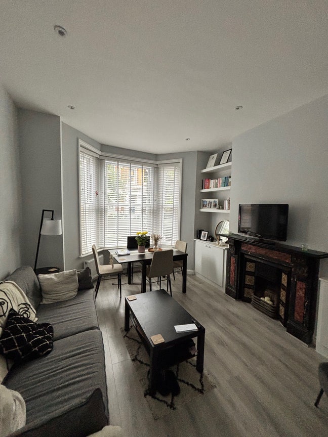 Double bedroom with garden terrace in Oval Main Photo