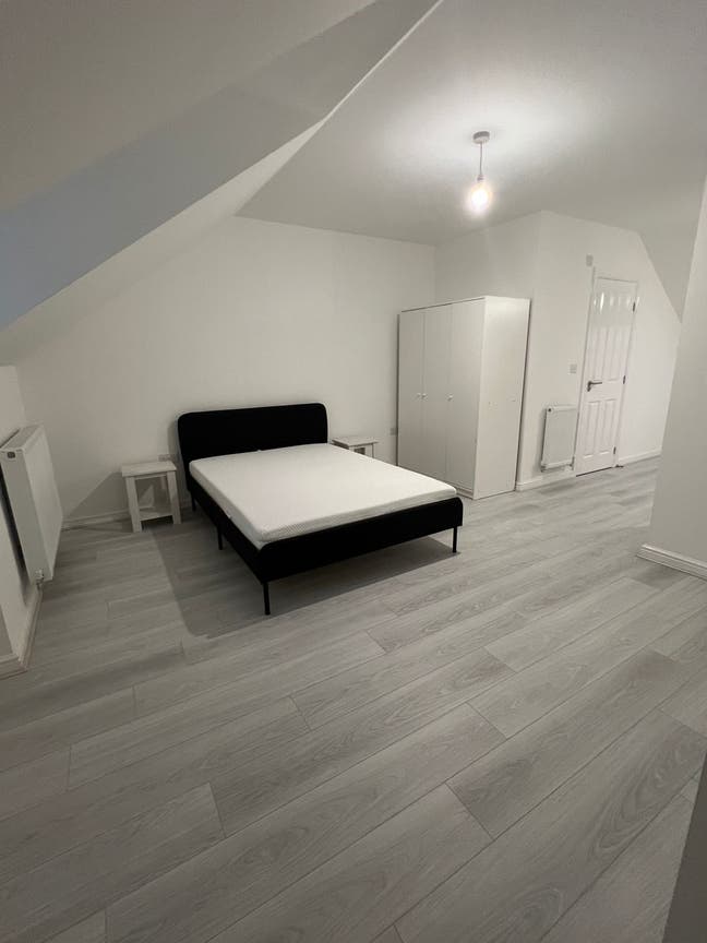 Modern En Suite Room with Private Floor – Ideal fo Main Photo