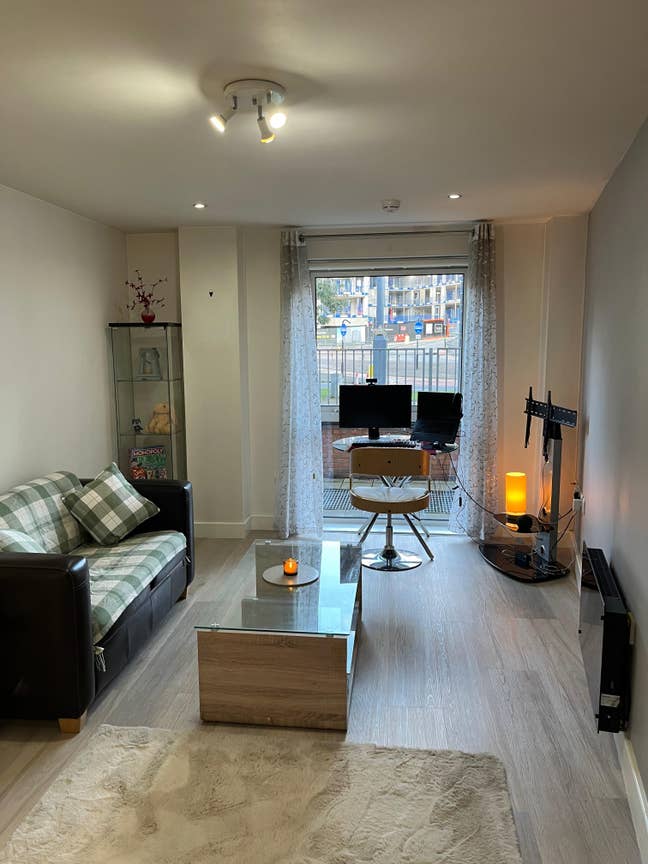 1 Room available near The Docks Main Photo