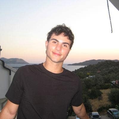 23 year old seeking a single/double room Main Photo