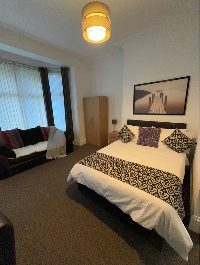 **Ensuite Room** **Parking** **Available Now** Main Photo