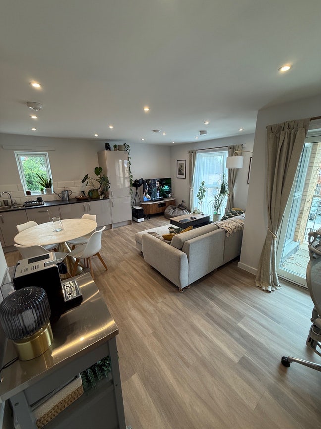 Bedroom available near station in Leatherhead Main Photo
