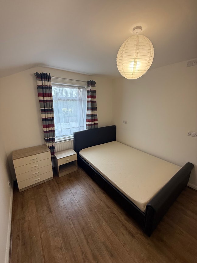 2X Double Rooms Available NOW - Heathrow Main Photo