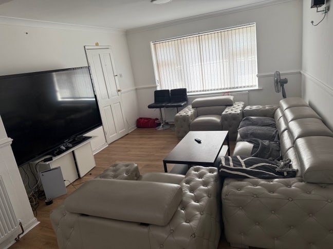 Sharing room available  Main Photo