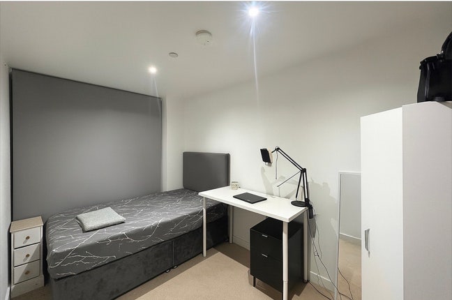 Double Room for Rent in Spacious 21st Floor Flat Main Photo