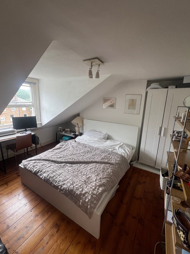 Spacious Double in large Queen’s Park flat Main Photo