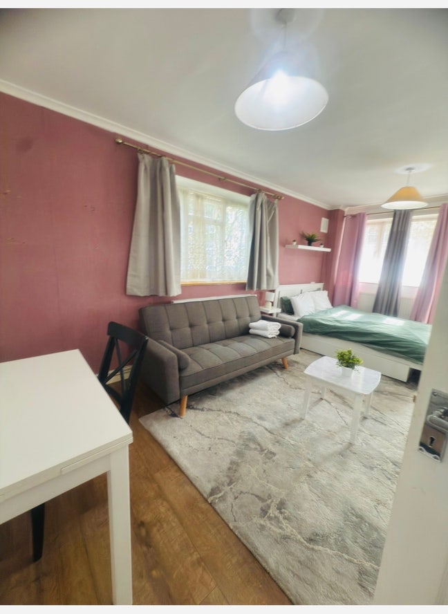  Big Room with Balcony to Let Main Photo