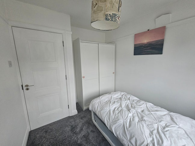 Single room close to Twickenham Station Main Photo