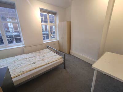 Good size double 2 min away from Southgate tube st Main Photo