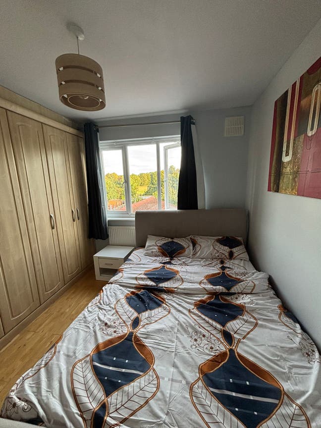 Cozy Bedroom with King-Size Bed and Large Wardrobe Main Photo