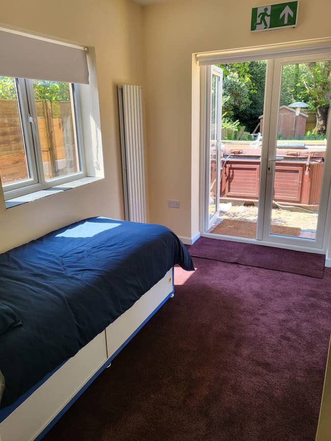 Lovely single room with own separate entrance Main Photo