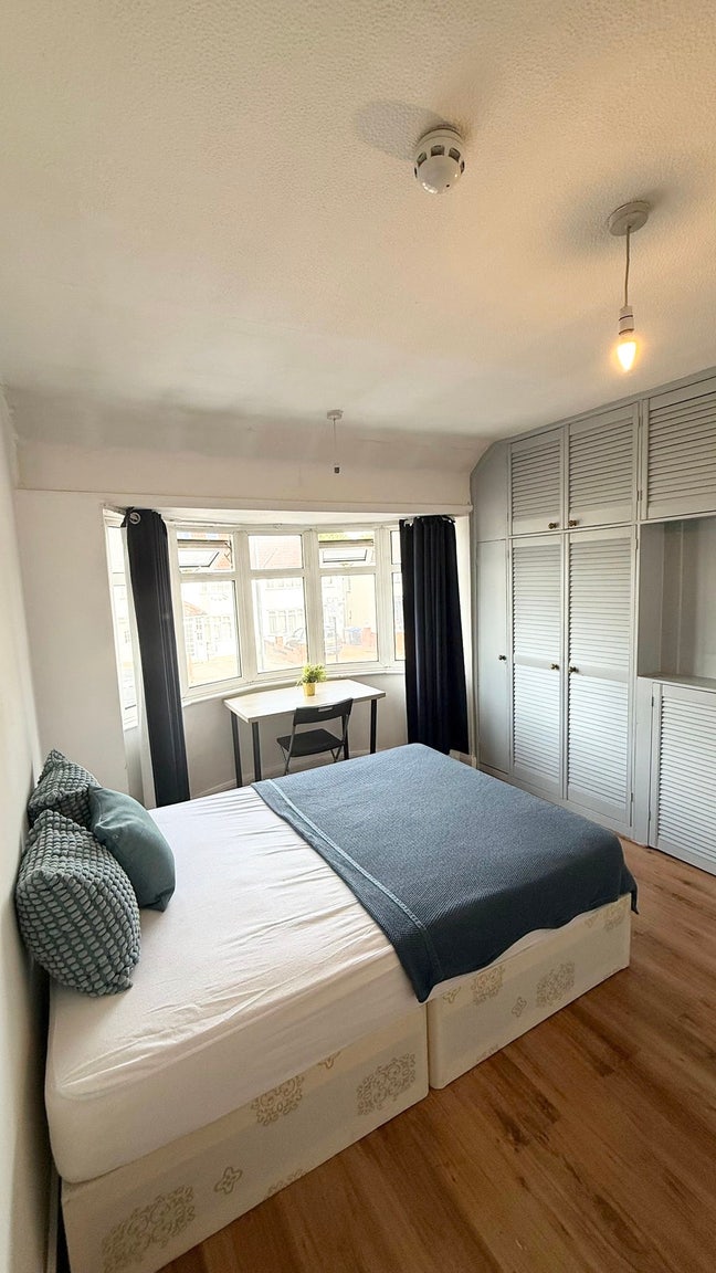 Big Double Room for Single Use in Wembley Area Main Photo