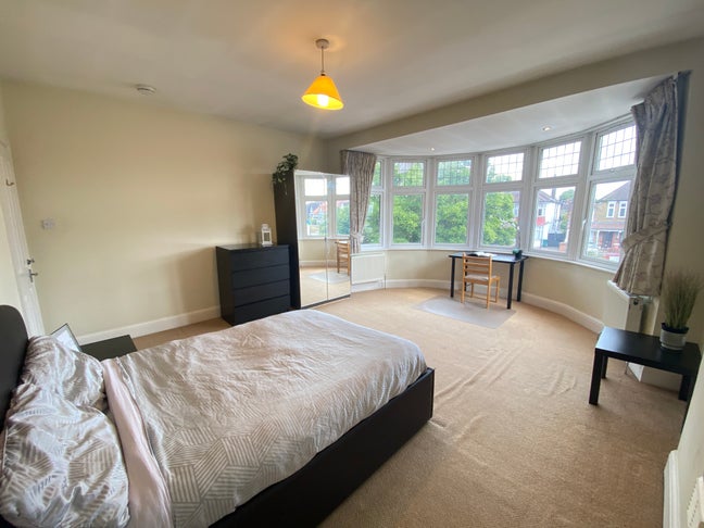 Bright en-suite room, great house and location Main Photo