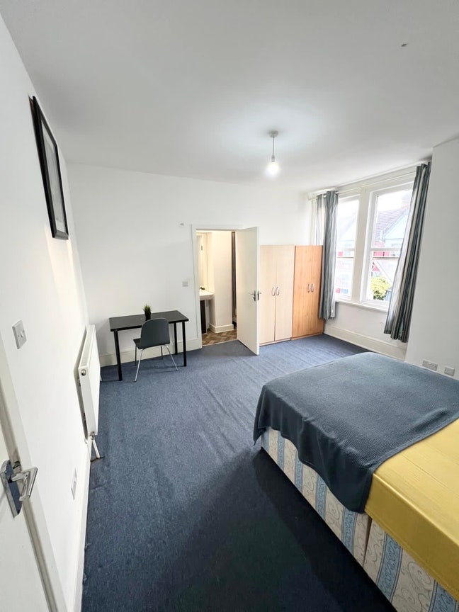 Massive Ensuite in Great Location, Kilburn Area Main Photo