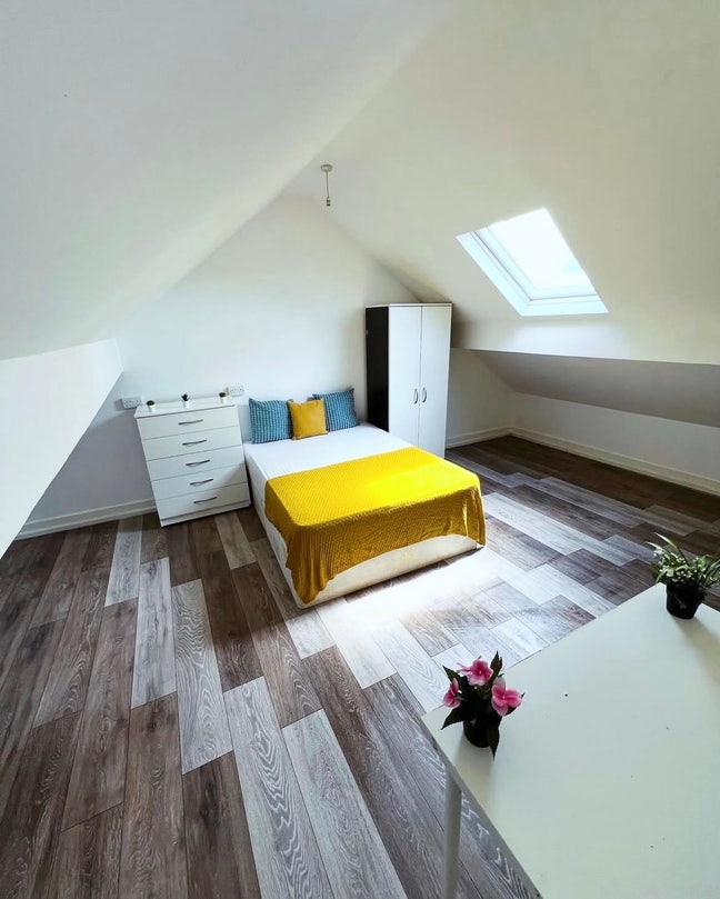 Cheap Double Room 2Min to Sudbury Hill Station Main Photo