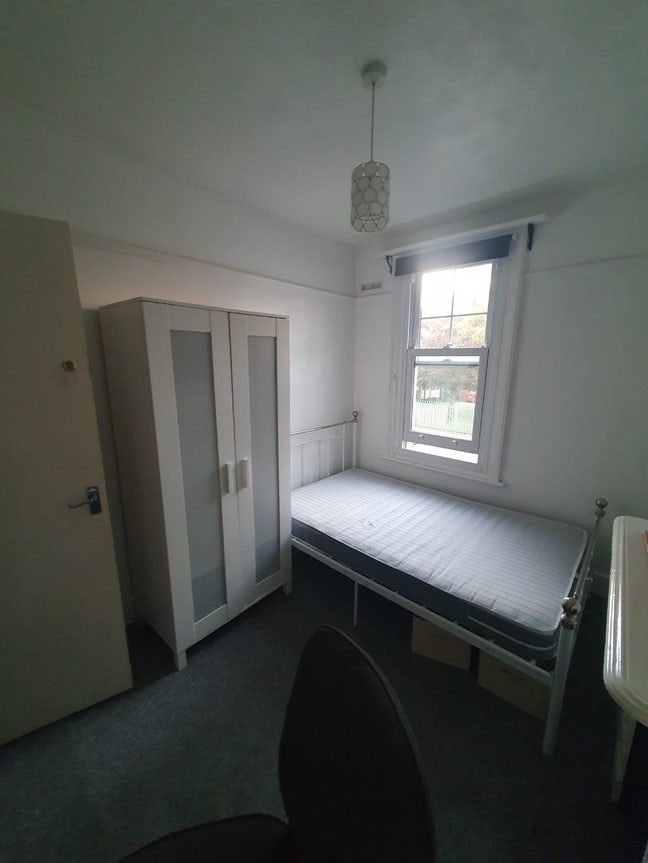 Furnished double bedroom near London Road station  Main Photo