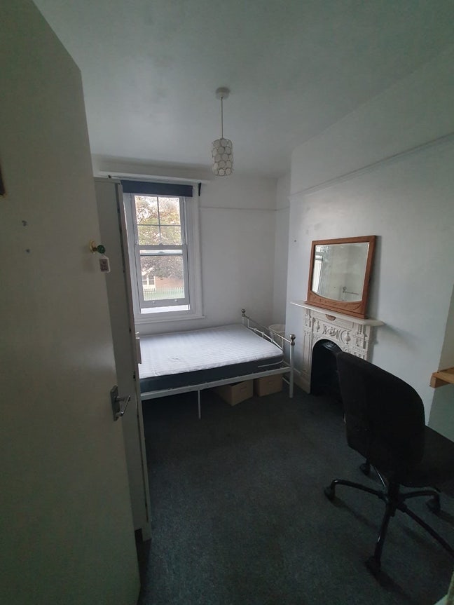Furnished double bedroom near London Road station  Main Photo