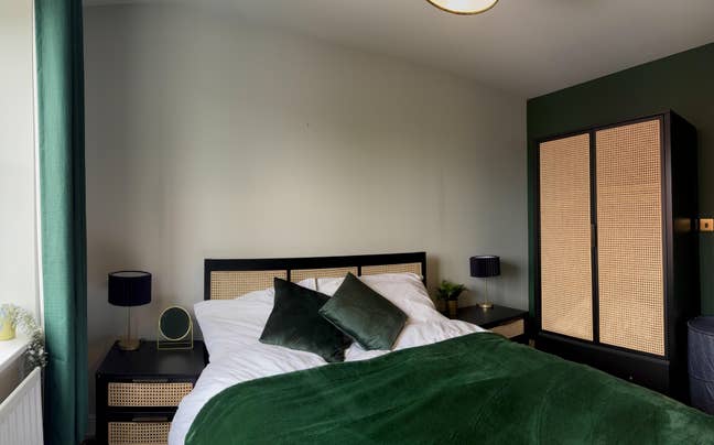 Cosy double room with en-suite in Cheltenahm Main Photo