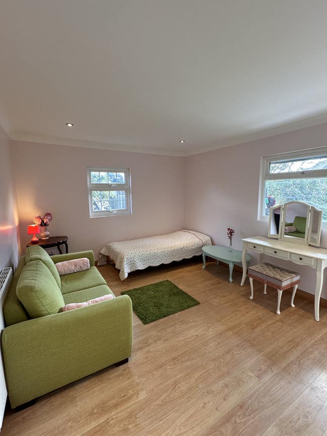 Spacious studio to let (Short term only) Main Photo