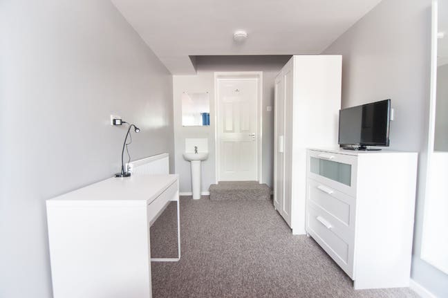 Spacious Double Room with Shower & Sink  Main Photo