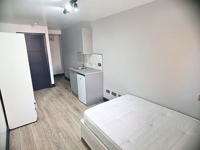 DSS-Studio Flat Available in Feltham Ashford TW16 Main Photo