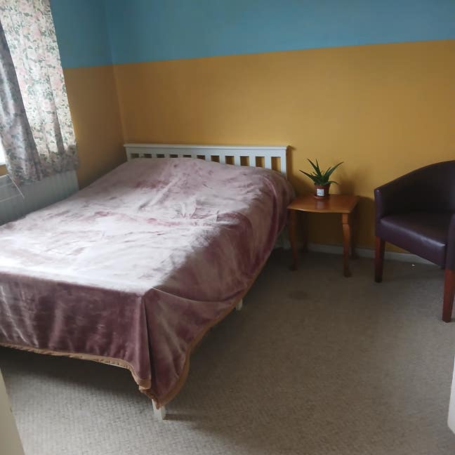 Crawley-sunny double bedroom, in quiet house. Main Photo