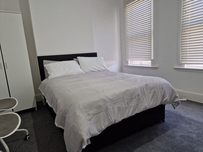Large Double Room to Let in Gillingham Main Photo