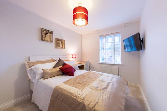 Luxury Ensuite Room Available near M4&A33  Main Photo
