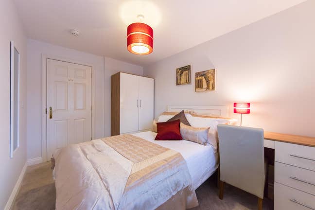 Luxury Ensuite Room Available near M4&A33  Main Photo