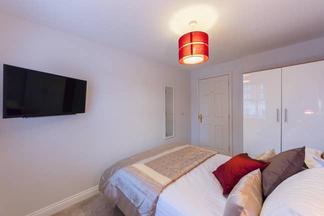 Luxury Ensuite Room Available near M4&A33  Main Photo