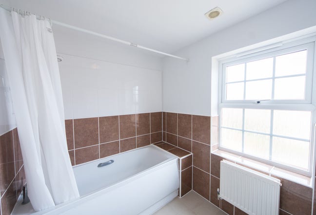 Luxury Ensuite Room Available near M4&A33  Main Photo